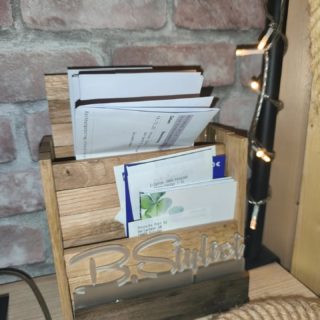 Meine letzten kreativen Ergüsse für 2025.... 

Meine Mülleimer sind jetzt wieder hübsch und ich habe einen Briefsammler ❤️

Die Datei für die Mülleimer heißt "Monogramme" und ist von @_b.style 

Den Briefsammler habe ich aus @easy_sticks_diy gebaut. Das tolle "B.Stylist" hab ich vom B.Style-Treffen dieses Jahr ❤️❤️❤️❤️

#kleenelady #diy #easysticks