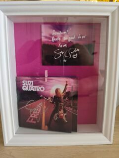 Moin. Mein Vater ist ein großer Fan von @suziquatroreal und als sie ihr neues Album #freedom angekündigt hat, war ich natürlich direkt dabei. Schon allein weil er jetzt sogar ein Autogramm hat ❤️

#kleeneladys #suziquatro #happydad #diy