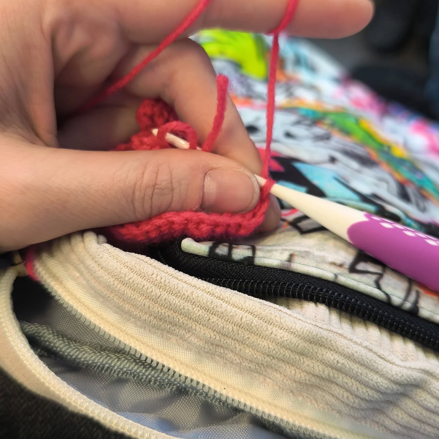 Auf dem Weg zum Orthopäden wird natürlich gehäkelt 😜 

#kleeneladys #häkelnmachtglücklich