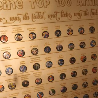 Kennt ihr die tollen Rubbelposter mit den Top 100. Blöd nur, wenn sich das Rubbelgedöns nicht abmachen lässt und somit das ganze Poster zerstört wird. 

Guuuuuuuuut, wenn du jemanden mit einem Laser kennst und einfach auf Wunsch entsprechend eine Top100 zusammengestellt werden kann. Die einzelnen Bilder der Animes sind auf 25MM Buttons mit flacher Rückseite und dann in das passende Loch geklebt ❤️

Danke an @_b.style für die Unterstützung. Die Buttons sind aus den Rohlingen von @badgematic entstanden.

#kleeneladys #badgematic #Top100Anime #bstyledesign #kreativität